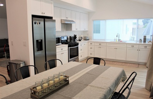 Santa Ana House | Spacious Cozy Modern New Built Family Home by Disneyland & Beaches