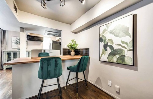 Old East Dallas Condo | Spacious Dallas loft with fireplace, pool, and luxury amenities near Downtown.
