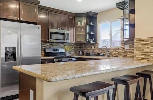Stockton House | Spacious Daygo Lux Estates l 10 Mins from Downtown
