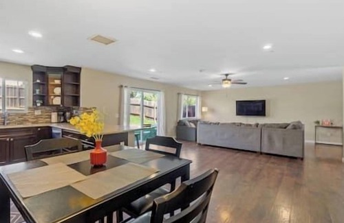 Stockton House | Spacious Daygo Lux Estates l 10 Mins from Downtown