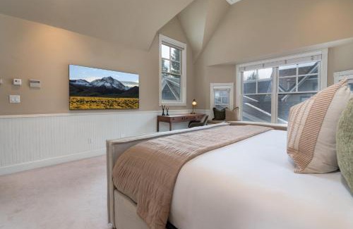 Aspen House | Spacious Designer 3BR Victorian with AC & Hot Tub