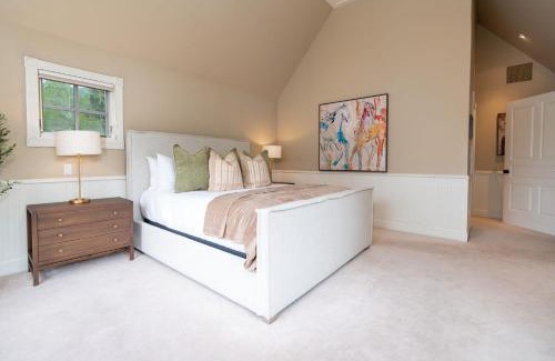 Aspen House | Spacious Designer 3BR Victorian with AC & Hot Tub
