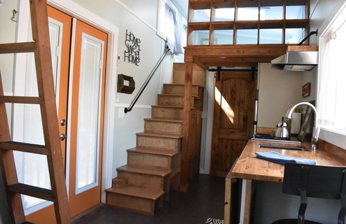 Lyons Resort | Spacious Dogwood Tiny House with Full Kitchen - near Rocky Mtn National Park