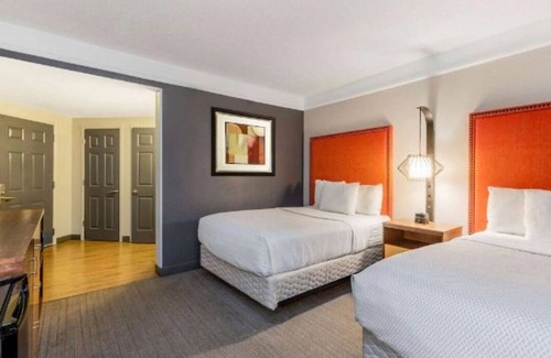 Central Business District Hotel | Spacious Double Queen Room with Views in Downtown NOLA