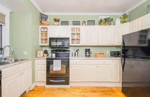 Appleton House | -Spacious Downtown Character Home 4 bedroom 3 bath