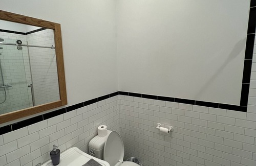 Shaughnessy Village Apartment | Spacious Downtown Montreal Apt-4BR/2BA, Free Wifi, Washer/dryer