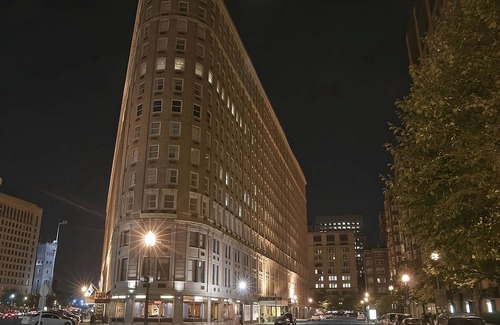 Downtown Boston Hotel | Spacious Downtown Room Close to Public Transports | Pets Are Allowed