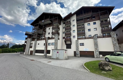 Les Esserts Apartment | Spacious Duplex Apartment, Ski-In/Ski-Out, Sleeps 8, South-Facing Balcony, Parking & Wi-Fi