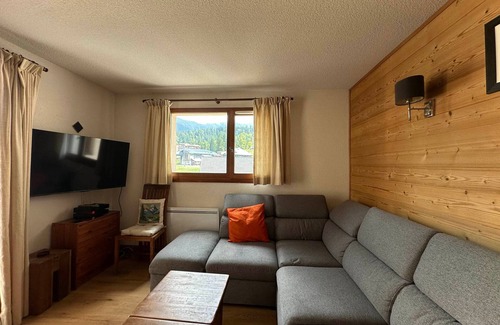 Les Esserts Apartment | Spacious Duplex Apartment, Ski-In/Ski-Out, Sleeps 8, South-Facing Balcony, Parking & Wi-Fi
