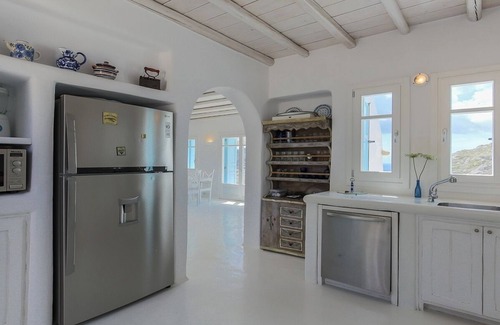 Paraga Villa | Spacious, Elegant Villa - Infinity Pool/Jacuzzi, Panoramic Sea Views, 10 mins walk to Agrari Beach!