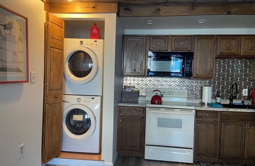 Ashfield Apartment | Spacious & equipped 1 bedroom in historical Carriage House + Deck & BBQ and W/D