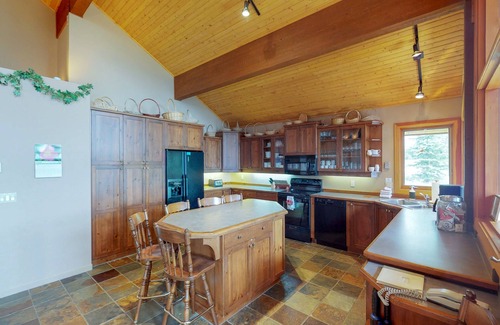 Snow Pine Estates Ski Chalet | Spacious family-friendly home with a private hot tub, wood fireplace - dogs OK