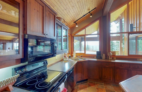 Snow Pine Estates Ski Chalet | Spacious family-friendly home with a private hot tub, wood fireplace - dogs OK