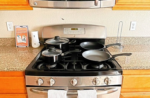 Enterprise House | Spacious Fam-Friendly 3br W/King Suite near Strip! WiFi and Garage parking!