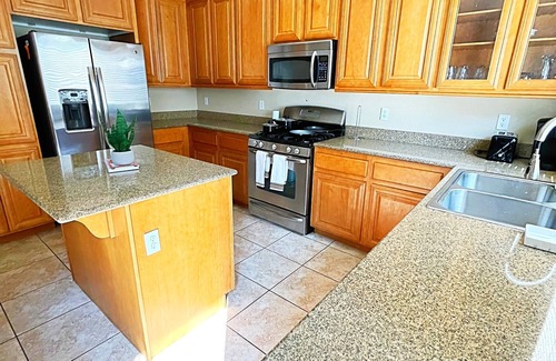 Enterprise House | Spacious Fam-Friendly 3br W/King Suite near Strip! WiFi and Garage parking!