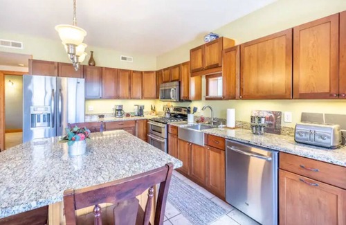 Bryson City House | Spacious Family Cabin/Game Room, Hot Tub, Workout Room + Starlink Wi-Fi