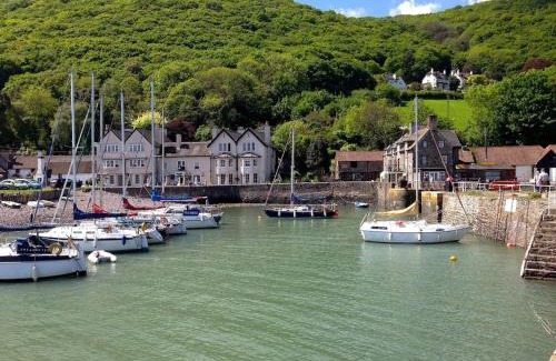 Porlock House | Spacious family & dog friendly home from home with sea views and private garden