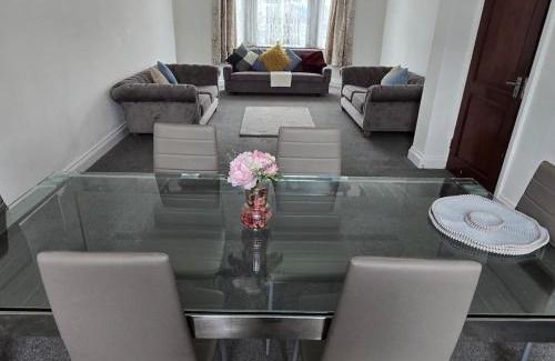 Loxford House | Spacious Family Friendly 4-Bed Holiday Home