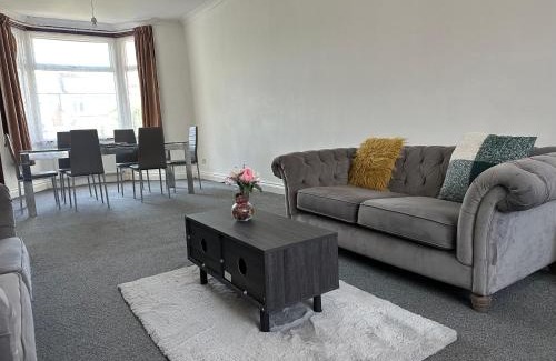 Loxford House | Spacious Family Friendly 4-Bed Holiday Home