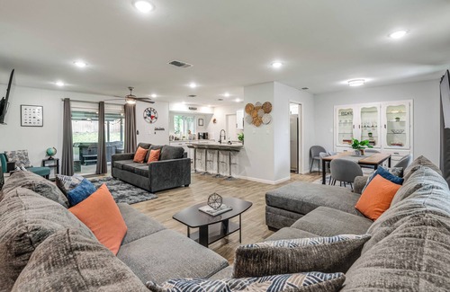 Wetmore House | Spacious Family Getaway: Hot Tub, Games & Central Location – Sleeps 12!