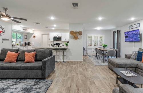 Wetmore House | Spacious Family Getaway: Hot Tub, Games & Central Location – Sleeps 12!