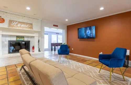 Edgecliff Village House | Spacious Family Getaway 4Br,2.5Bth & Pool