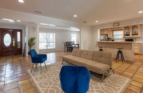 Edgecliff Village House | Spacious Family Getaway 4Br,2.5Bth & Pool