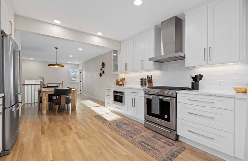Berkley House | Spacious Family Haven ~ Hot Tub, Pool & Ping Pong, Movie Room!