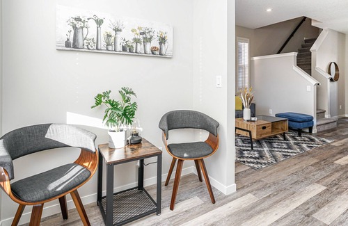 Calgary House | Spacious Family Home Close to the Airport