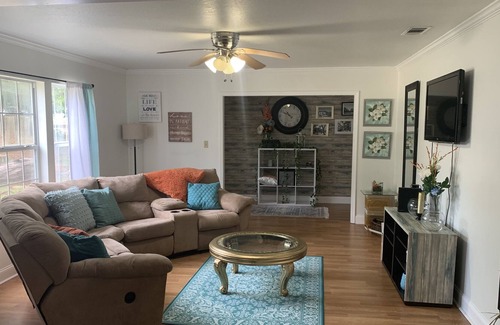 Laurel House | Spacious family home close to food, fun, and historic venues!