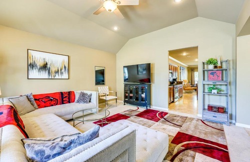 Fayetteville House | Spacious Family Home 3 Mi to Downtown Fayetteville