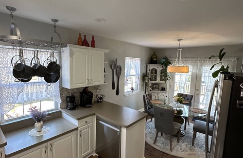 Auburn Hills House | Spacious Farmhouse with Breakfast- Ella’s Place