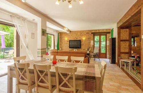 Nantheuil House | Spacious farmhouse with private heated pool in a rustic garden