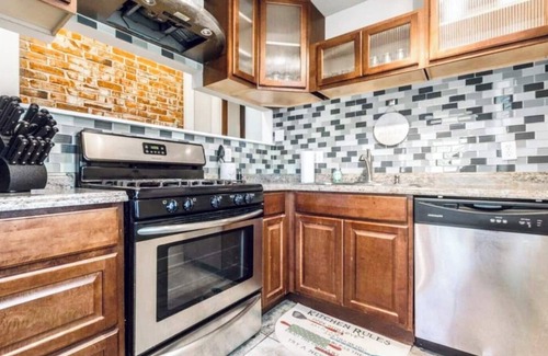 Kansas City House | Spacious five-bedroom home in the heart of Kansas City - Fast highway access