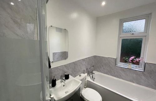Northampton Apartment | Spacious Flat! Sleeps 7, Pet Friendly and Parking