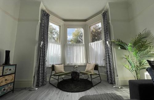 Northampton Apartment | Spacious Flat! Sleeps 7, Pet Friendly and Parking