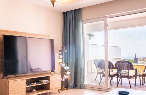Kusadasi City Centre Apartment | Spacious Flat with Pool in Kusadasi