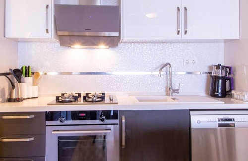 Kusadasi City Centre Apartment | Spacious Flat with Pool in Kusadasi