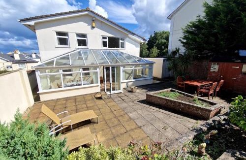 Roundham House | Spacious Four Bedroom House, 3 min walk to beach