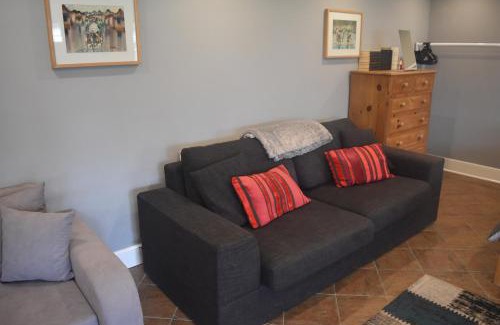 Kings Langley Apartment | Spacious Garden Studio