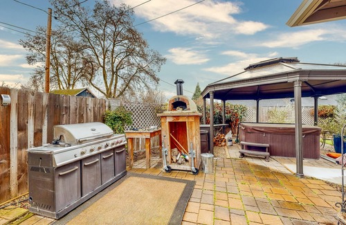 Central Point House | Spacious Gated Home with Private Covered Hot Tub, Indoor Sauna & Firepit