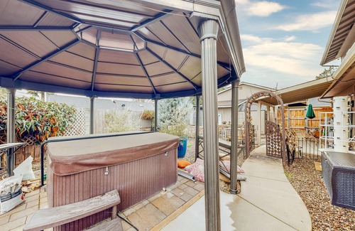 Central Point House | Spacious Gated Home with Private Covered Hot Tub, Indoor Sauna & Firepit