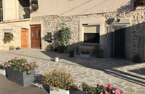 Le Glaizil Cottage | Spacious gîte, private courtyard, hiking, climbing, skiing at the foot of the mountain
