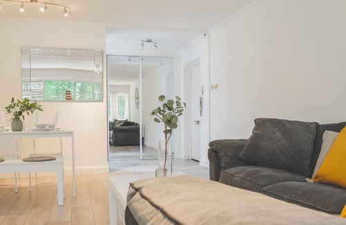 Edgbaston Apartment | Spacious ground floor apartment set in serene, landscaped gardens!