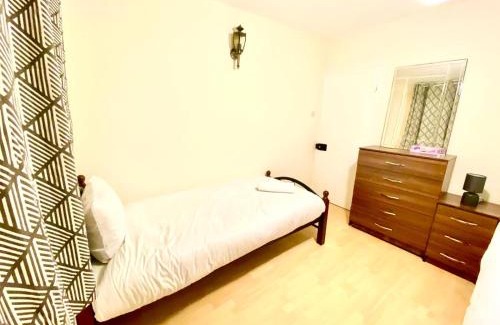 Ealing Apartment | Spacious Ground Floor Two Bedroom house on in Ealing London