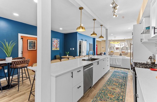 Detroit House | Spacious group resort- hot tub, game room, 10 mins to downtown- family perfect!