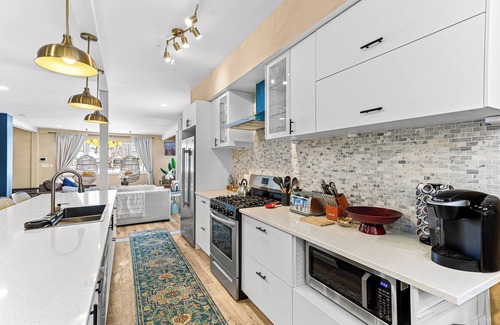 Detroit House | Spacious group resort- hot tub, game room, 10 mins to downtown- family perfect!