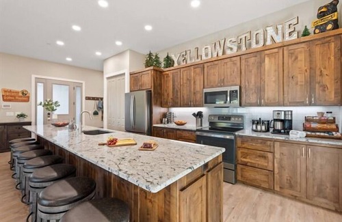 West Yellowstone House | Spacious Group Getaway * Make Memories 1 mile from Yellowstone!