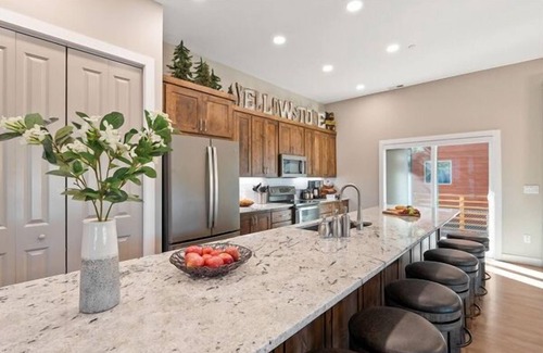 West Yellowstone House | Spacious Group Getaway * Make Memories 1 mile from Yellowstone!