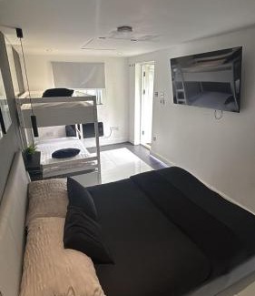 Thornton House | Spacious Guest House Thornton Road, Garden Room